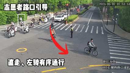 他山之石：浙江大学设立非机动车红绿灯，并安排志愿者引导，校内电动车井然有序。（图源：浙江大学医学院团委@公众号）