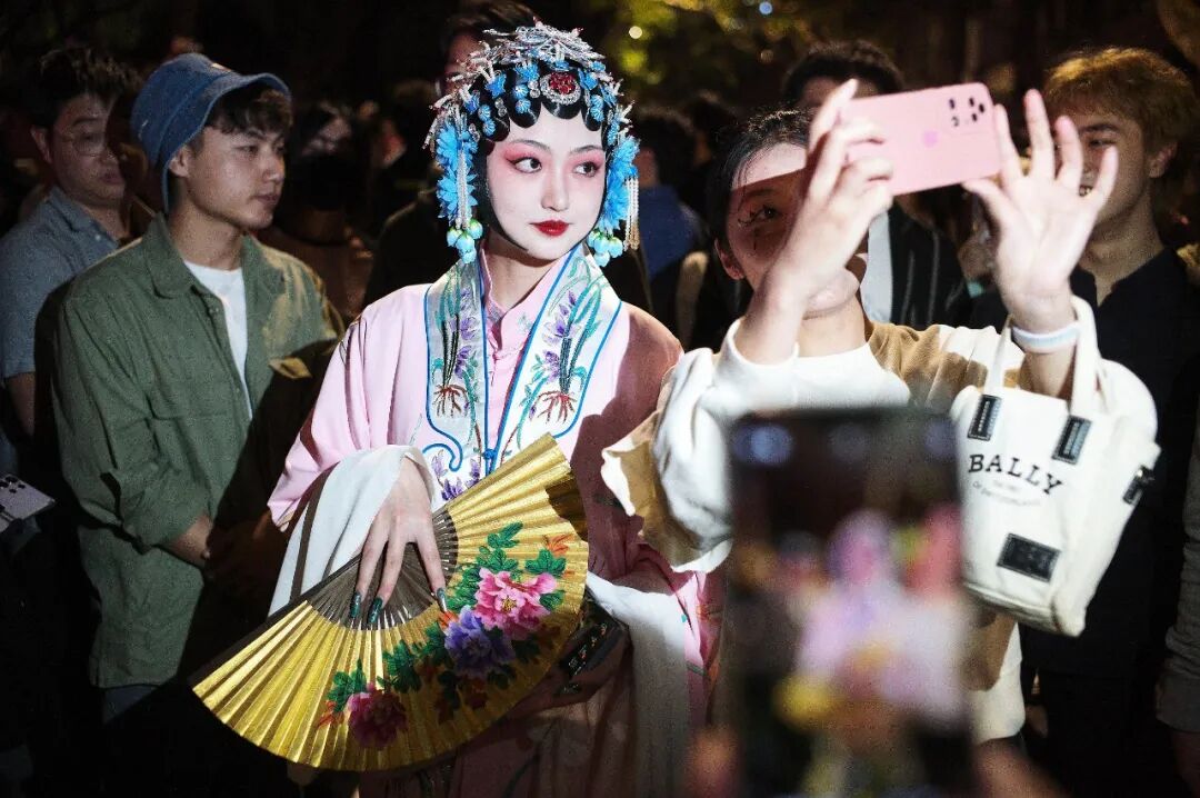 上海万圣节cos现场，也多现特色本土元素。（图源：浙江宣传、视觉中国）